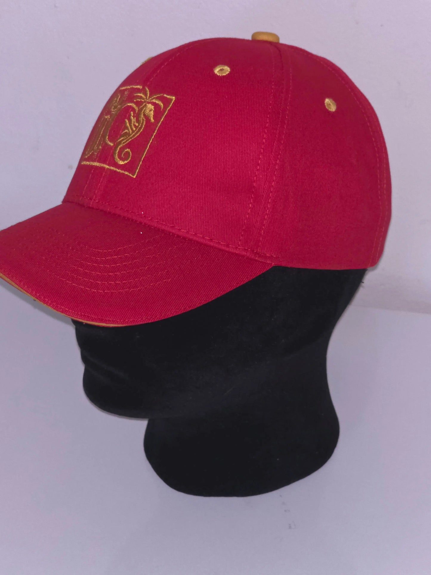Casquette Rouge & Dorée – Style Urbain Premium JCC.COM